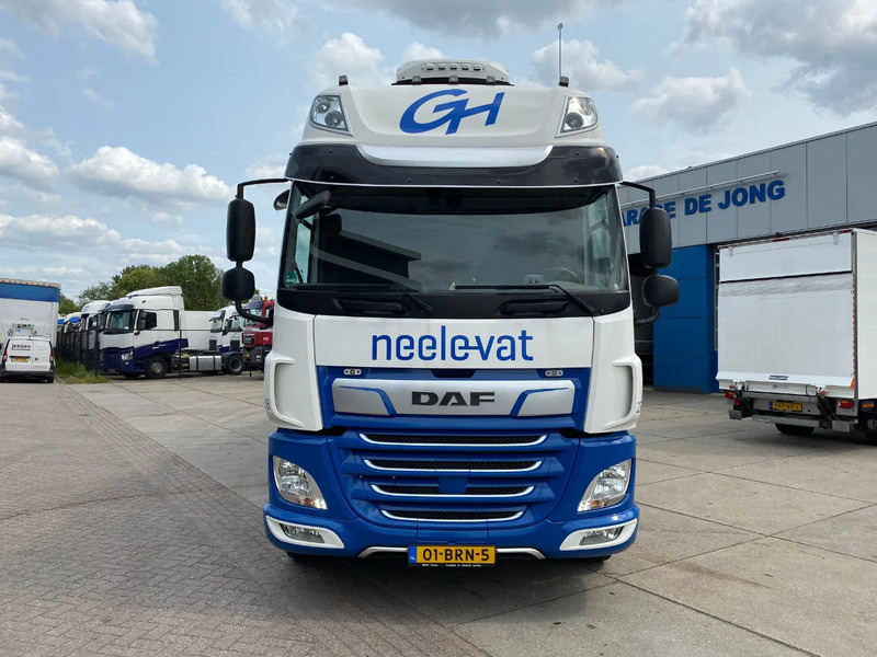DAF CF 370 SSC / 6x2/4 / Boorden / Stand Airco - Curtainsider truck: picture 2 DAF CF 370 SSC / 6x2/4 / Boorden / Stand Airco - Curtainsider truck: picture 2