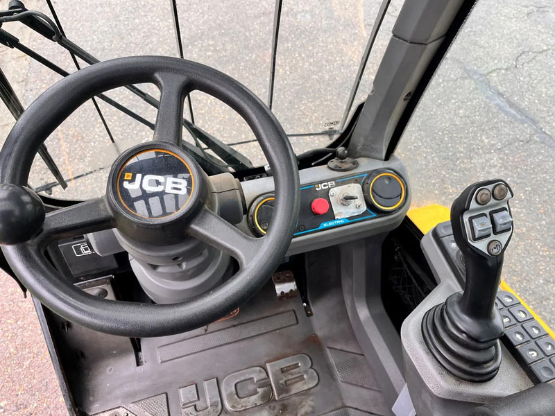 Telescopic wheel loader JCB TLT30-19E: picture 14
