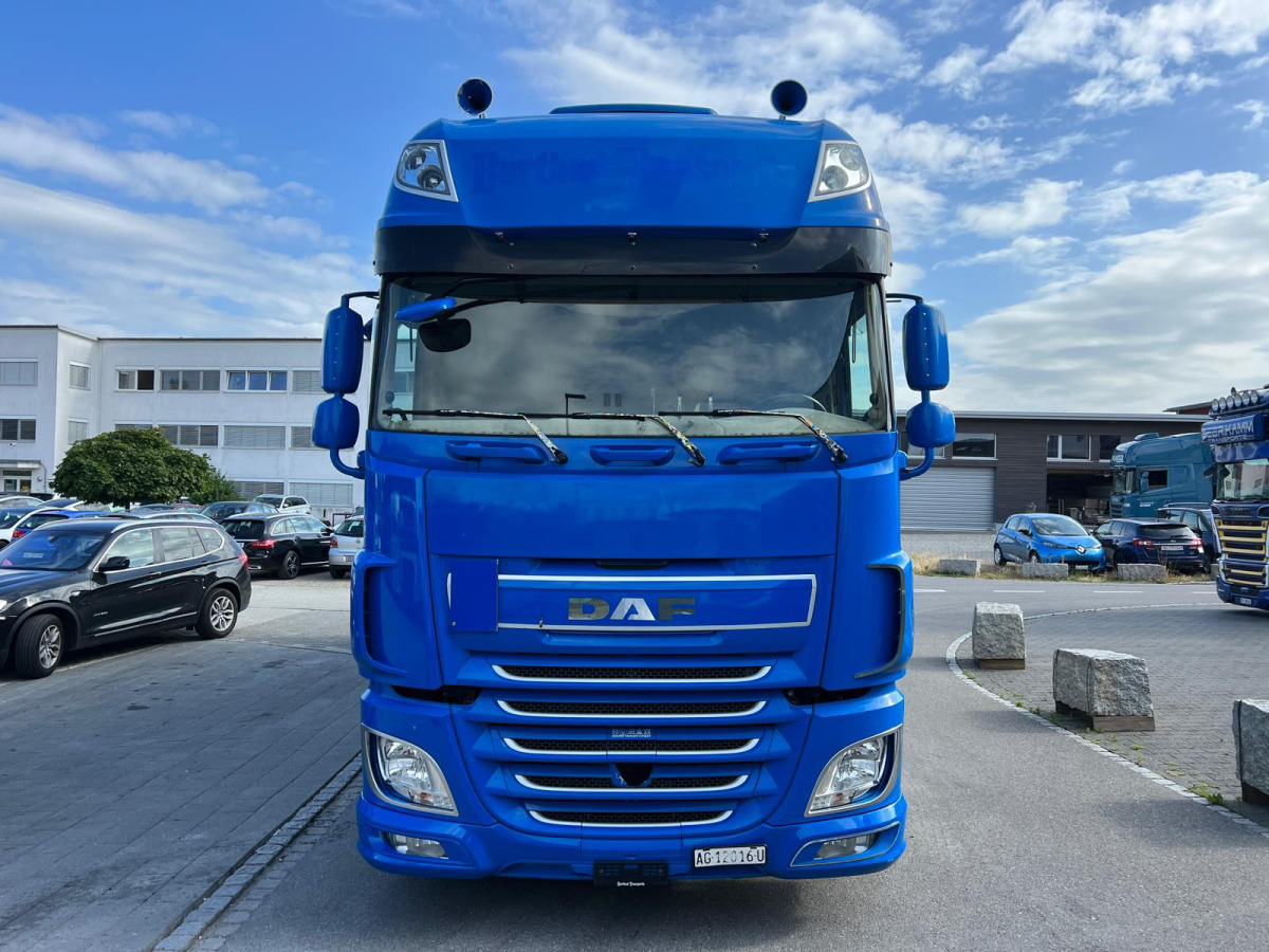 DAF XF510 6x2 - Curtainsider truck: picture 2 DAF XF510 6x2 - Curtainsider truck: picture 2
