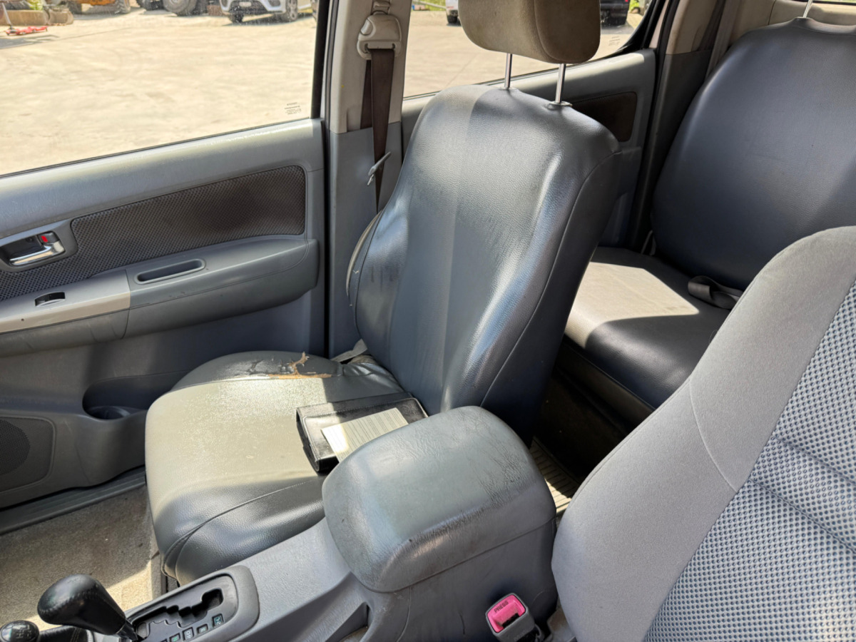 Pickup truck TOYOTA Hilux 3.0D 4WD: picture 12