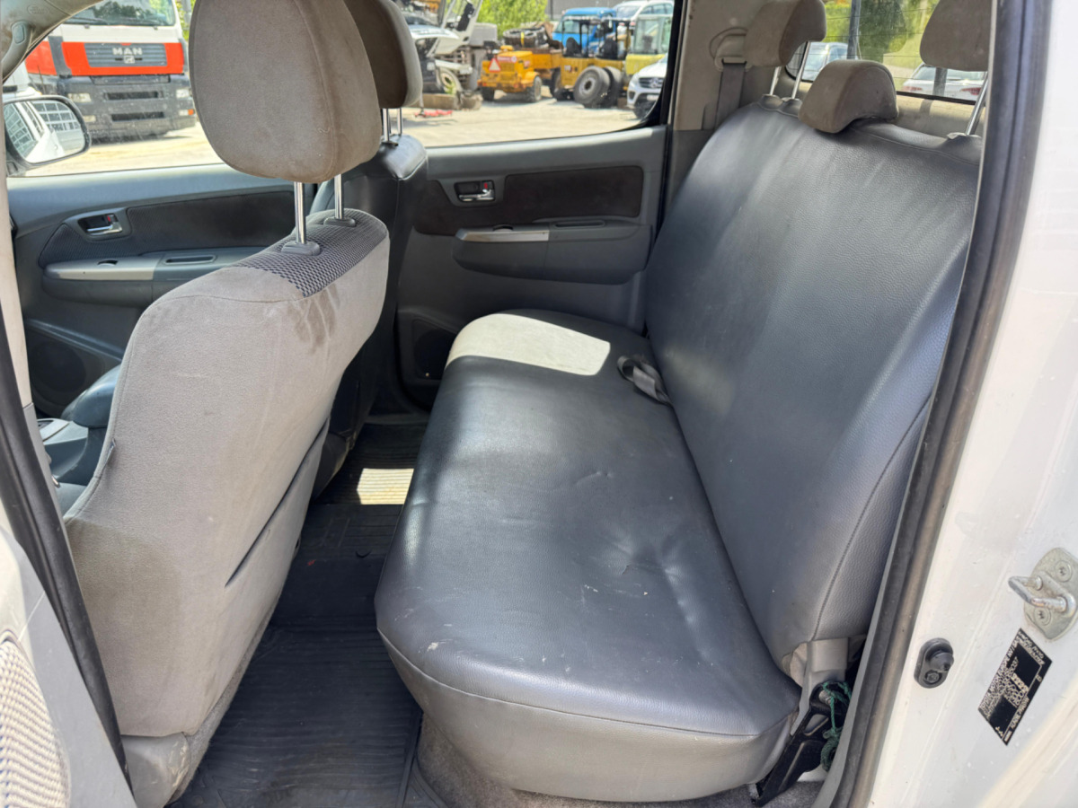 Pickup truck TOYOTA Hilux 3.0D 4WD: picture 10