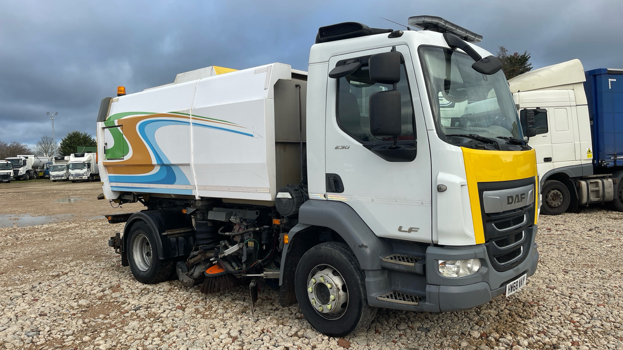 DAF LF 230 - Road sweeper: picture 2 DAF LF 230 - Road sweeper: picture 2