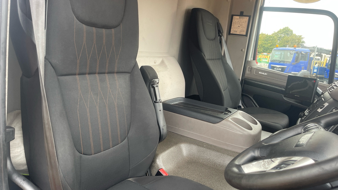 Curtainsider truck Daf CF 260: picture 8