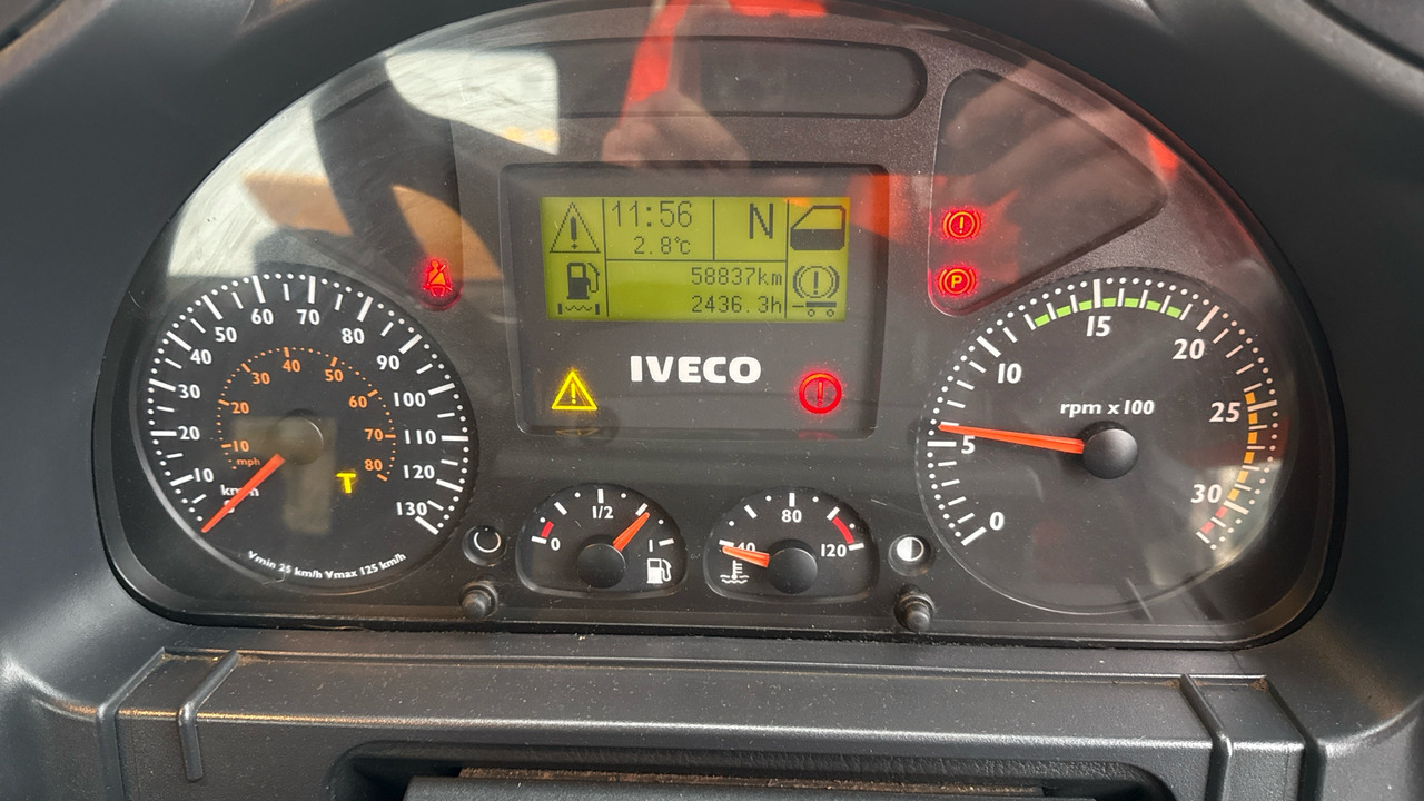 Snow removal vehicle IVECO TRAKKER 310: picture 6