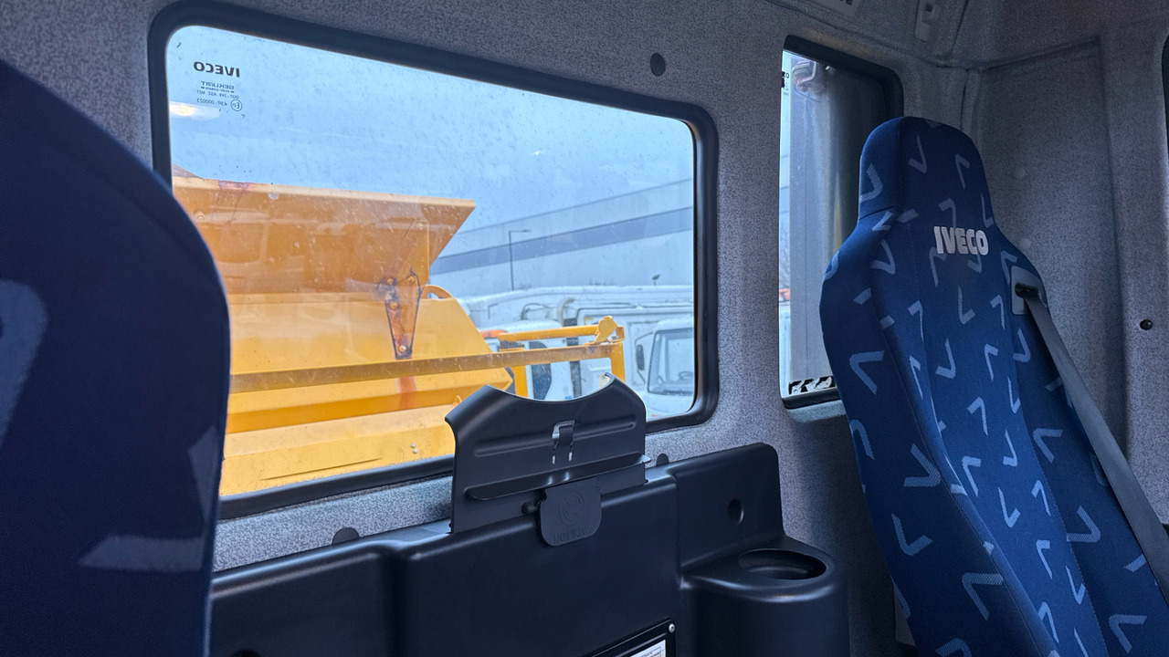 Snow removal vehicle IVECO TRAKKER 310: picture 8