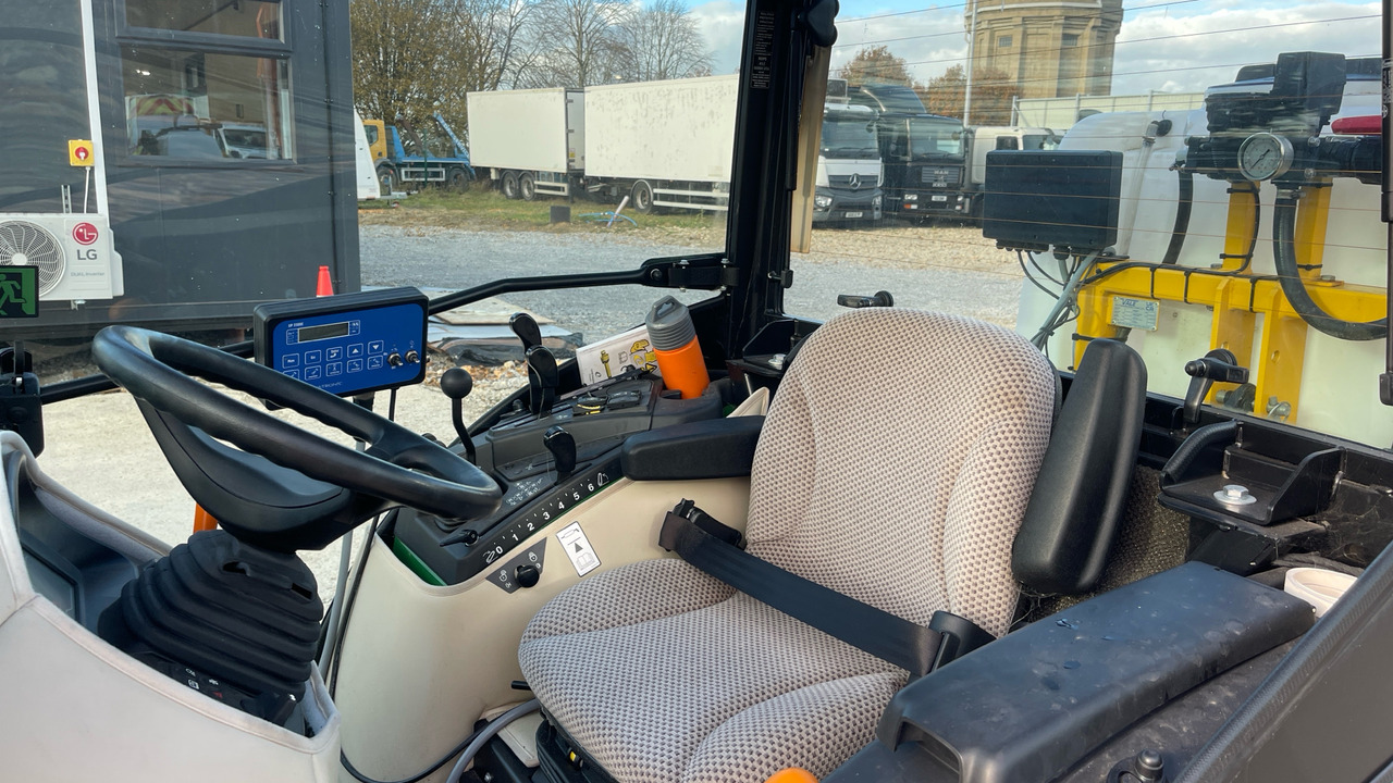 JOHN DEERE 2038R - Farm tractor: picture 5 JOHN DEERE 2038R - Farm tractor: picture 5