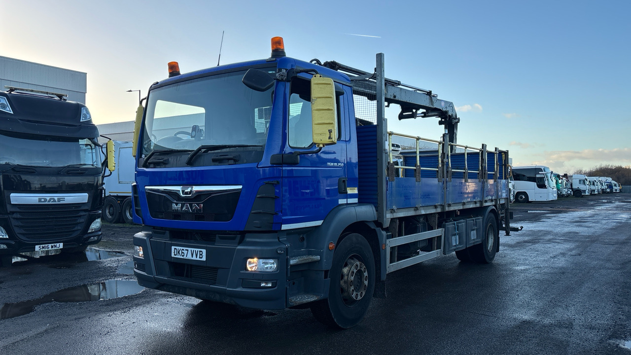 MAN TGM 18.250 - Dropside/ Flatbed truck, Crane truck: picture 2 MAN TGM 18.250 - Dropside/ Flatbed truck, Crane truck: picture 2