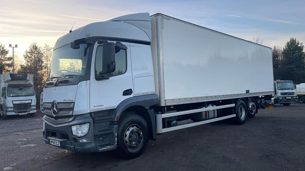 MERCEDES-BENZ ACTROS 2530 - Box truck: picture 2 MERCEDES-BENZ ACTROS 2530 - Box truck: picture 2