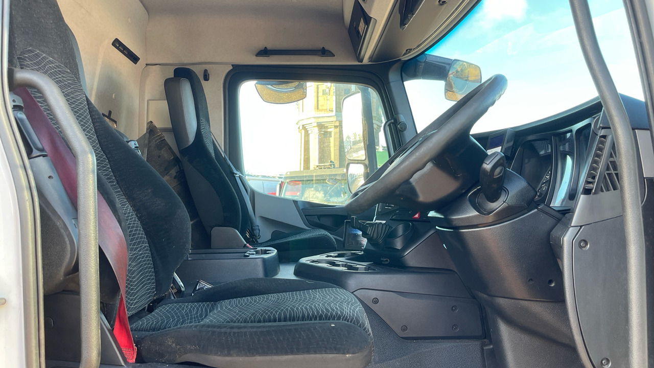 MERCEDES-BENZ ANTOS 1824 - Curtainsider truck: picture 5 MERCEDES-BENZ ANTOS 1824 - Curtainsider truck: picture 5