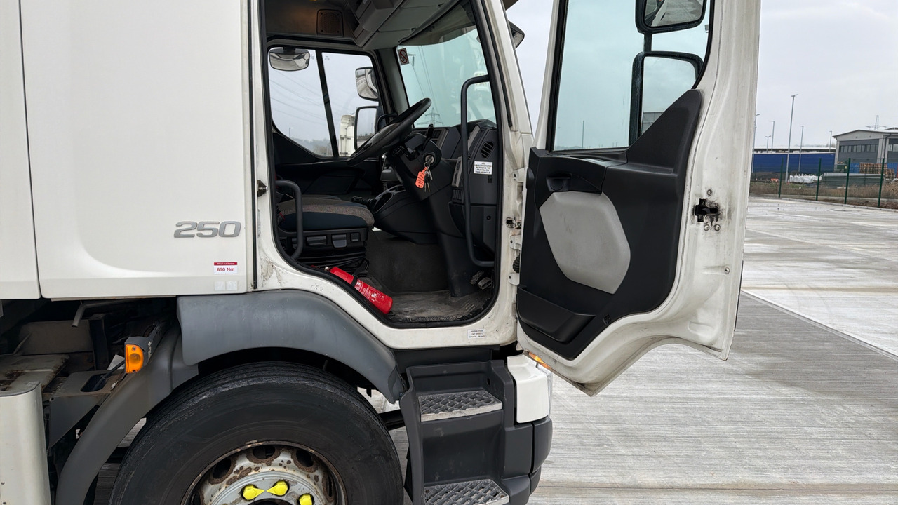 VOLVO FL 250 - Refrigerator truck: picture 5 VOLVO FL 250 - Refrigerator truck: picture 5