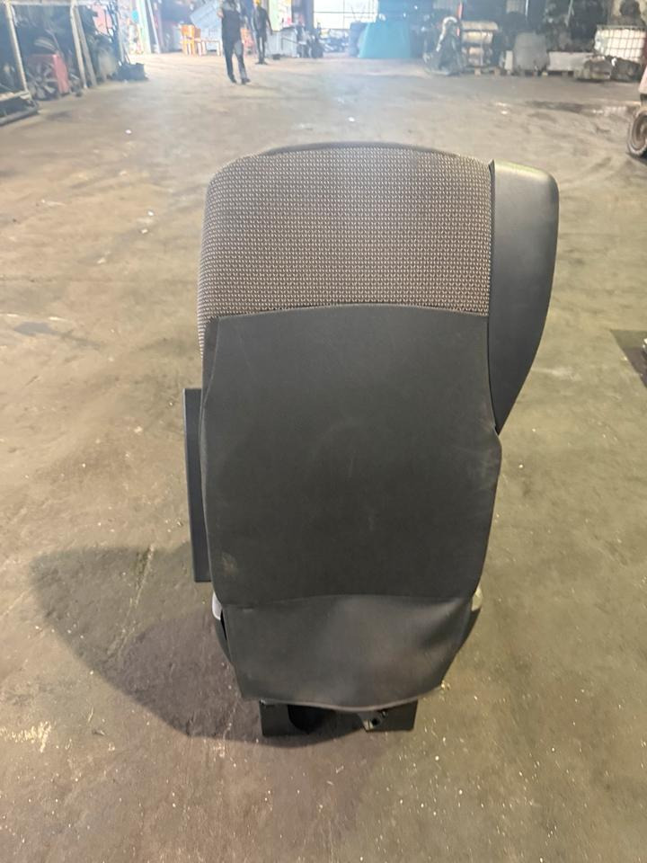 DAF XF 460 Euro6 Beifahrersitz - Seat for Truck: picture 4 DAF XF 460 Euro6 Beifahrersitz - Seat for Truck: picture 4