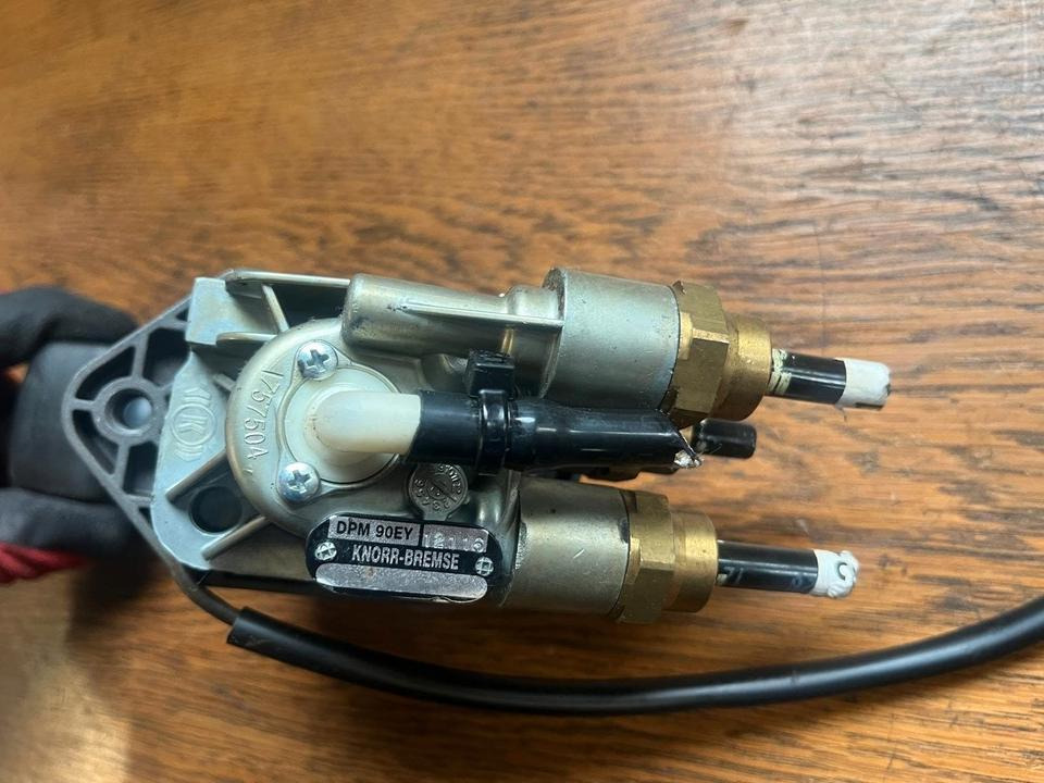 IVECO Stralis KNORR-BREMSE Bremsventil Handbremsventil DPM90EY - Brake valve for Truck: picture 2 IVECO Stralis KNORR-BREMSE Bremsventil Handbremsventil DPM90EY - Brake valve for Truck: picture 2