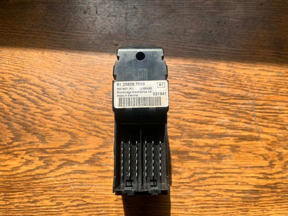 MAN Schalterleiste Fensterheber Schalter 81258067098 - Window and parts for Truck: picture 3 MAN Schalterleiste Fensterheber Schalter 81258067098 - Window and parts for Truck: picture 3