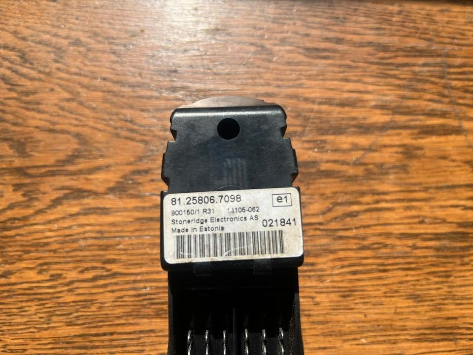 MAN Schalterleiste Fensterheber Schalter 81258067098 - Window and parts for Truck: picture 2 MAN Schalterleiste Fensterheber Schalter 81258067098 - Window and parts for Truck: picture 2