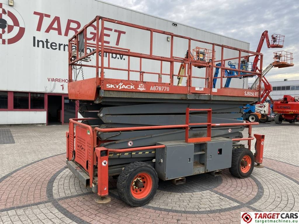 SkyJack SJ9250 RT Diesel 4x4 Scissor Work Lift 1720cm - Scissor lift: picture 1 SkyJack SJ9250 RT Diesel 4x4 Scissor Work Lift 1720cm - Scissor lift: picture 1