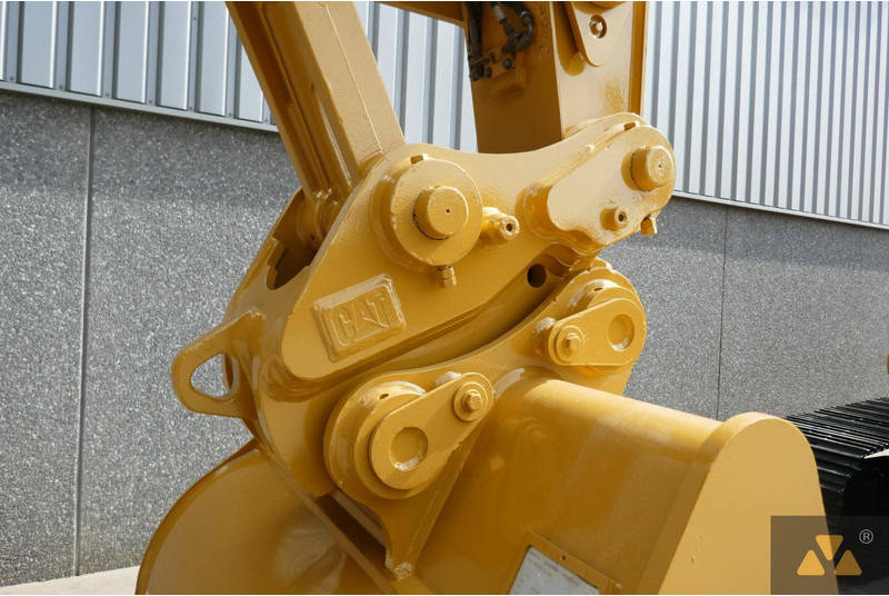 Crawler excavator Caterpillar 320: picture 12