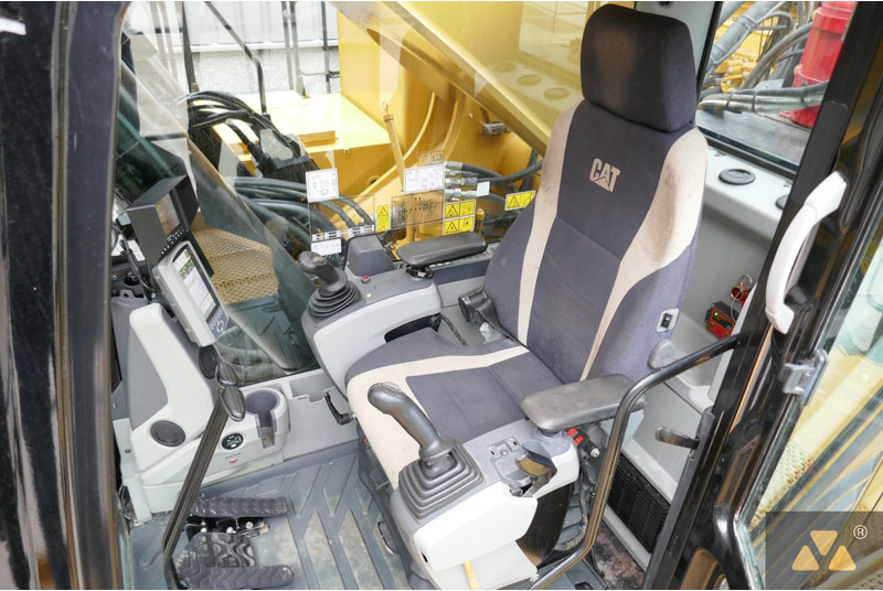 Crawler excavator Caterpillar 390F LME: picture 7