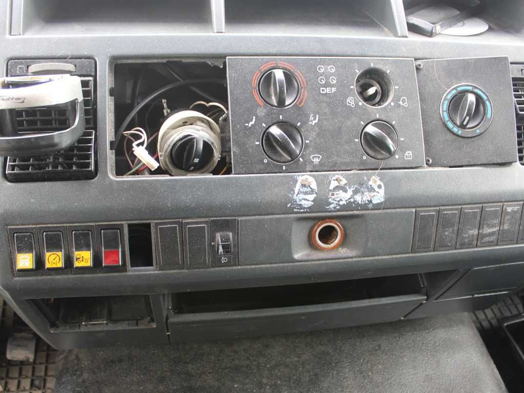 Curtainsider truck MAN LE 12.220, EURO 6, TAIL LIFT, PNEU 80%: picture 13