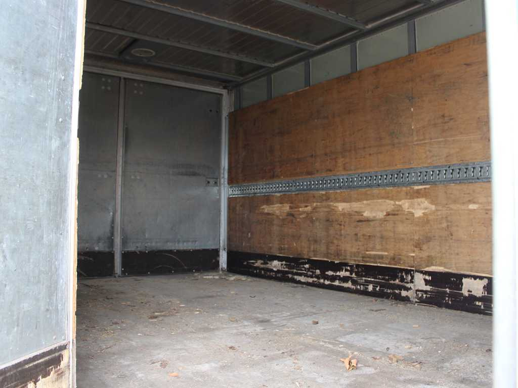 Box truck Renault MIDLUM 160.10, EURO 4, HYDRAULIC FRONT, TIRE 80%: picture 6 Box truck Renault MIDLUM 160.10, EURO 4, HYDRAULIC FRONT, TIRE 80%: picture 6