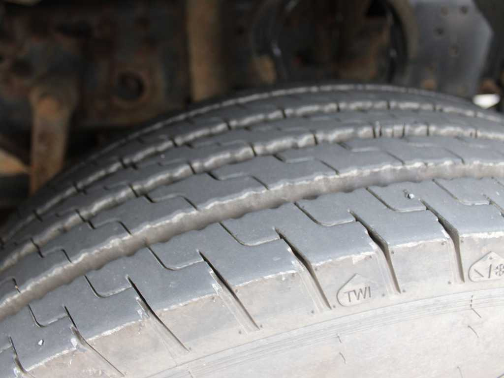 Box truck Renault MIDLUM 160.10, EURO 4, HYDRAULIC FRONT, TIRE 80%: picture 19 Box truck Renault MIDLUM 160.10, EURO 4, HYDRAULIC FRONT, TIRE 80%: picture 19