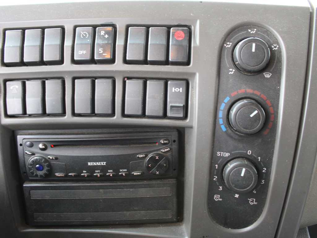 Box truck Renault MIDLUM 160.10, EURO 4, HYDRAULIC FRONT, TIRE 80%: picture 13 Box truck Renault MIDLUM 160.10, EURO 4, HYDRAULIC FRONT, TIRE 80%: picture 13