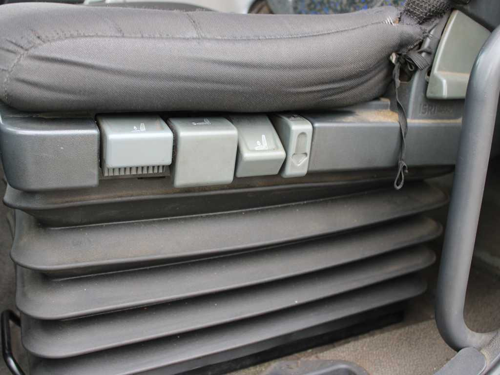 Box truck Renault MIDLUM 160.10, EURO 4, HYDRAULIC FRONT, TIRE 80%: picture 11 Box truck Renault MIDLUM 160.10, EURO 4, HYDRAULIC FRONT, TIRE 80%: picture 11