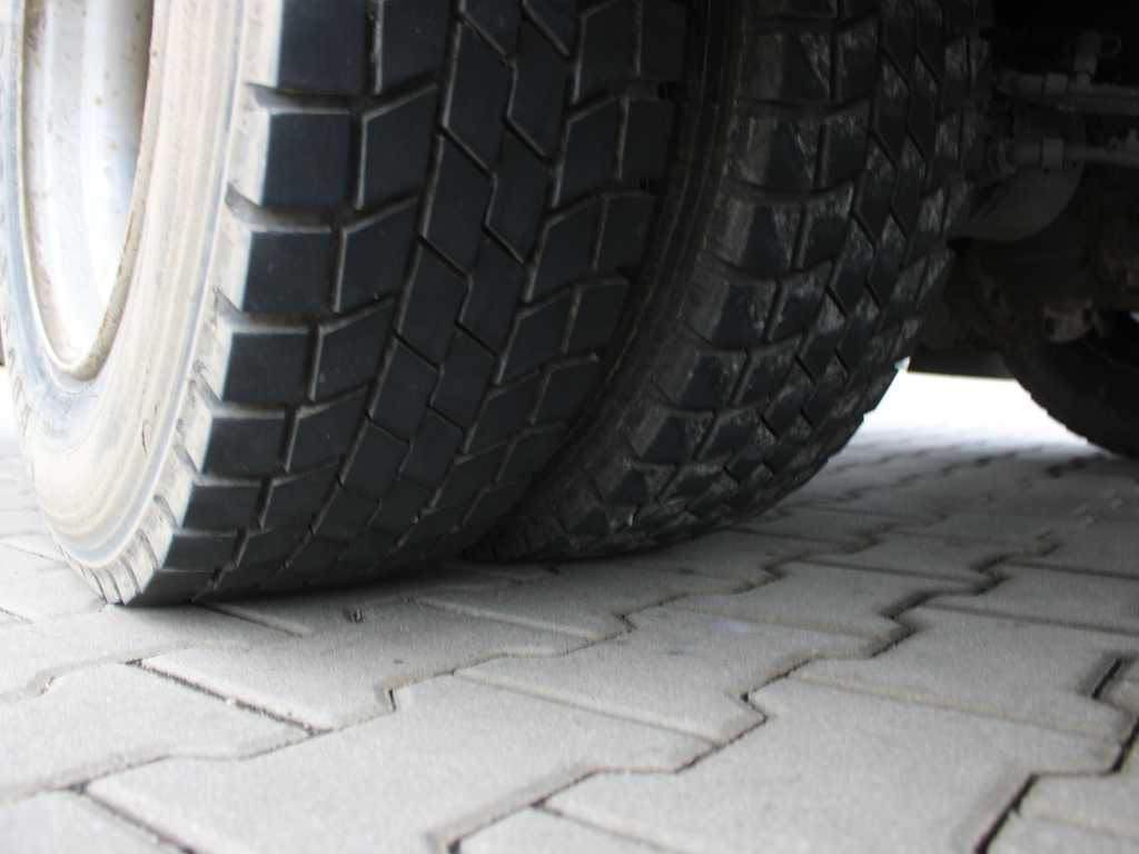 Box truck Renault MIDLUM 160.10, EURO 4, HYDRAULIC FRONT, TIRE 80%: picture 17 Box truck Renault MIDLUM 160.10, EURO 4, HYDRAULIC FRONT, TIRE 80%: picture 17