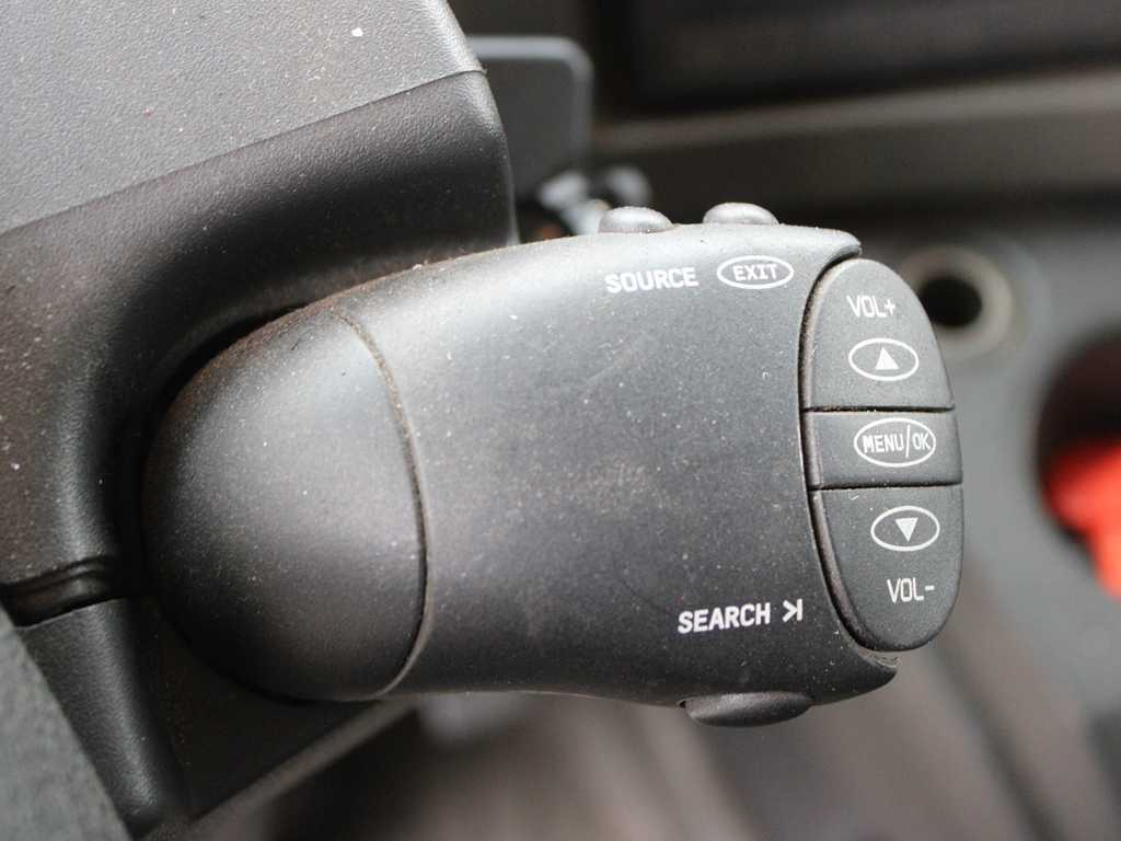 Box truck Renault MIDLUM 160.10, EURO 4, HYDRAULIC FRONT, TIRE 80%: picture 12 Box truck Renault MIDLUM 160.10, EURO 4, HYDRAULIC FRONT, TIRE 80%: picture 12