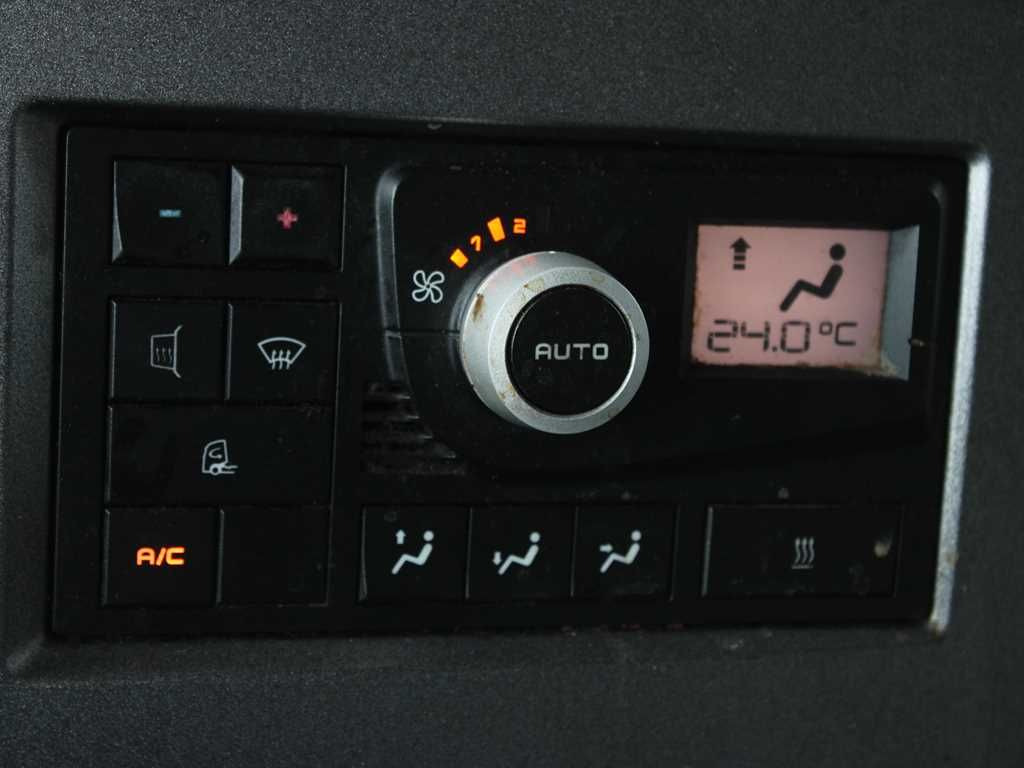 Tractor unit Renault T460, LOWDECK, EURO 6, PNEU 80%: picture 13