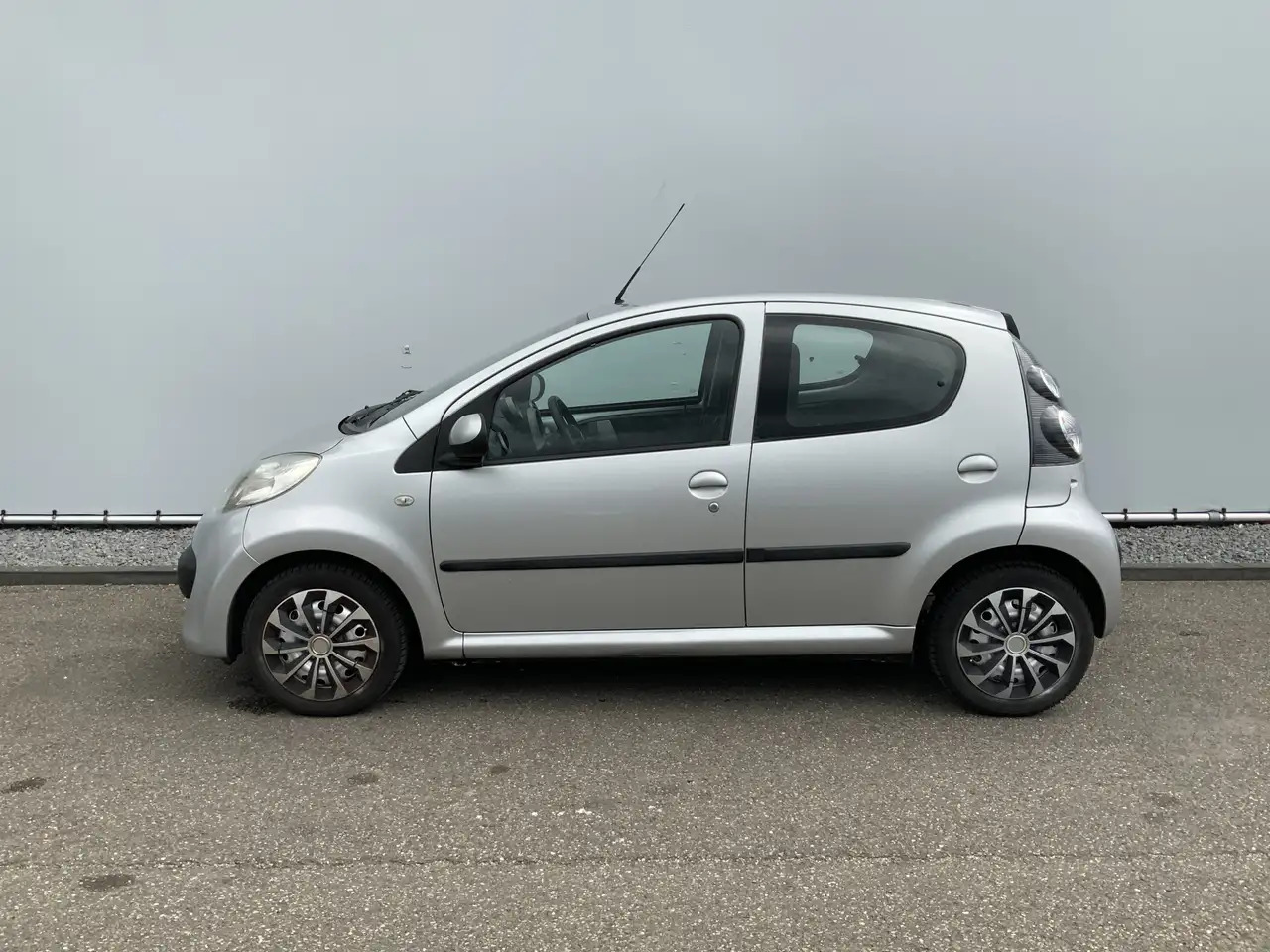 Citroen C1 1.0-12V Ambiance, 4-deurs, Airco. APK: 28-02-2026 - Hatchback: picture 2 Citroen C1 1.0-12V Ambiance, 4-deurs, Airco. APK: 28-02-2026 - Hatchback: picture 2