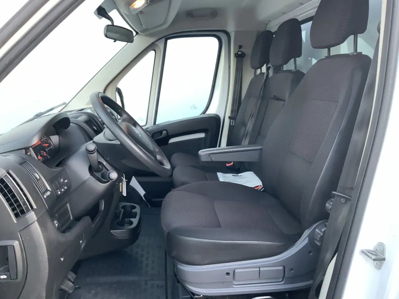 Citroen Jumper 2.2 BlueHDi 165 L3 3.5t Meubel bak & Deuren Airco - Box van: picture 4 Citroen Jumper 2.2 BlueHDi 165 L3 3.5t Meubel bak & Deuren Airco - Box van: picture 4