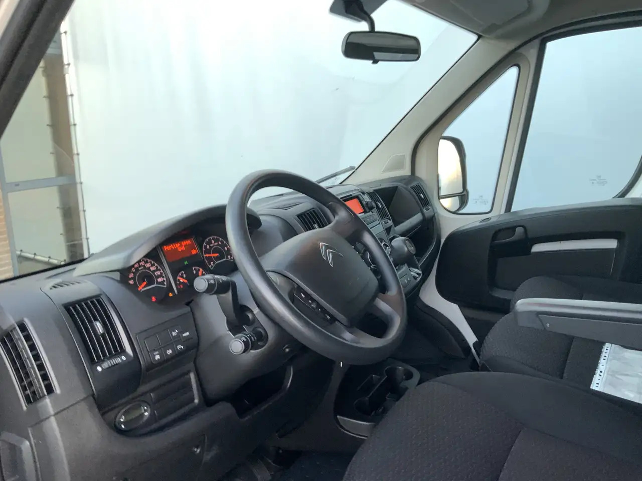 Citroen Jumper 2.2 BlueHDi 165 L3 3.5t Meubel bak & Deuren Airco - Box van: picture 5 Citroen Jumper 2.2 BlueHDi 165 L3 3.5t Meubel bak & Deuren Airco - Box van: picture 5