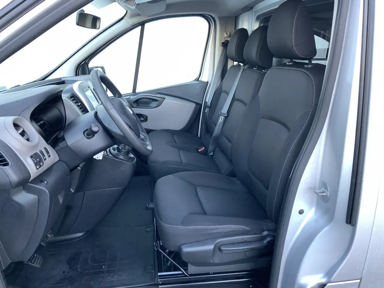 Renault Trafic 1.6 dCi T27 L1H1 Comfort Airco Cruise 3 Zits Trekh - Panel van: picture 4 Renault Trafic 1.6 dCi T27 L1H1 Comfort Airco Cruise 3 Zits Trekh - Panel van: picture 4