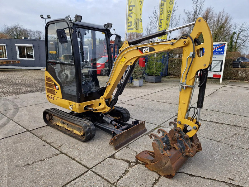 Caterpillar 301.7D with low hours! - Mini excavator: picture 2 Caterpillar 301.7D with low hours! - Mini excavator: picture 2