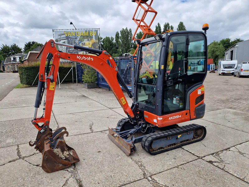 Kubota KX019-4 CW05 met 2 bakken - Mini excavator: picture 1 Kubota KX019-4 CW05 met 2 bakken - Mini excavator: picture 1