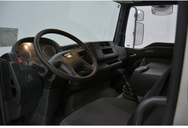 Interior photo 1: Box truck MAN TGL 8.180