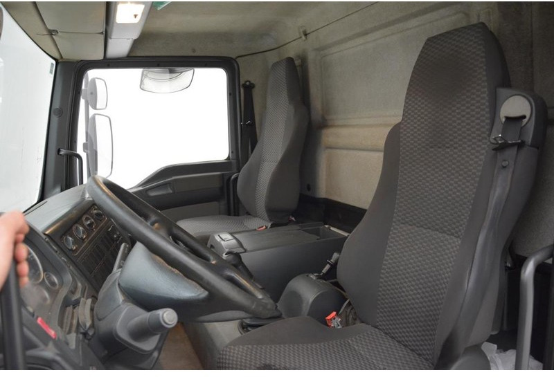 Interior photo 2: Box truck MAN TGL 8.180