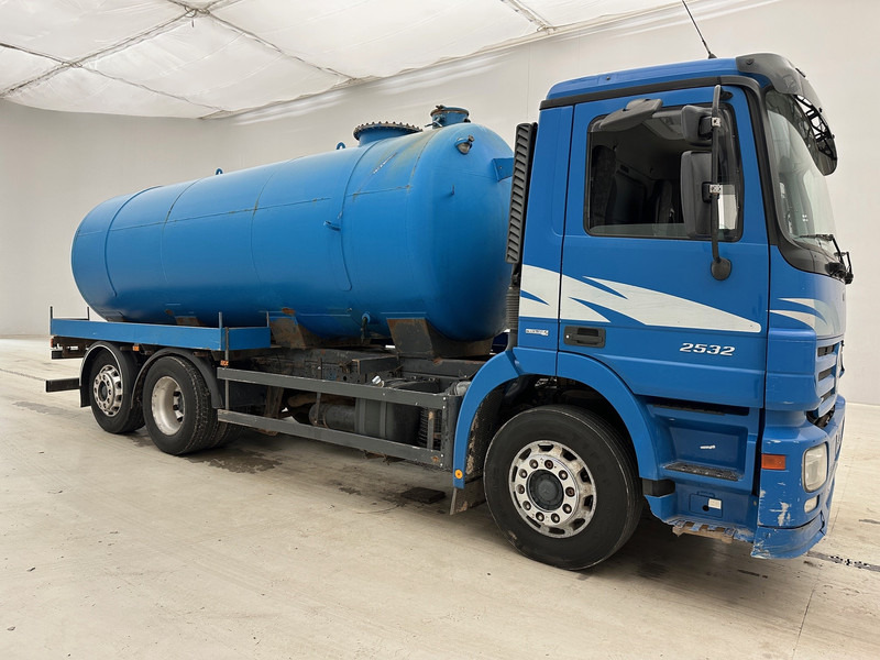 Mercedes-Benz Actros 2532 - 6x2 - Tank truck: picture 3 Mercedes-Benz Actros 2532 - 6x2 - Tank truck: picture 3