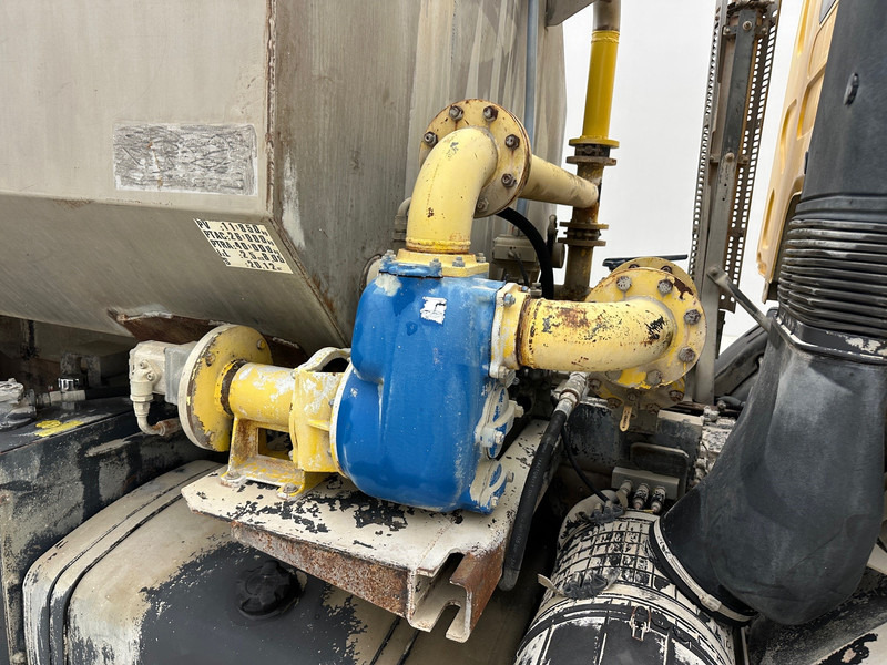 Renault Kerax 320 DCi - 6x4 - Tank truck: picture 4 Renault Kerax 320 DCi - 6x4 - Tank truck: picture 4