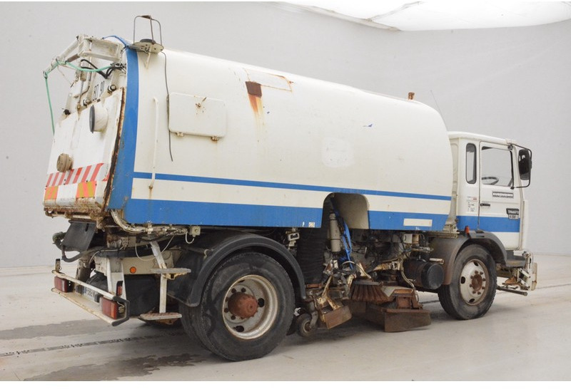 Renault Midliner S150 - RHD* - Road sweeper: picture 5 Renault Midliner S150 - RHD* - Road sweeper: picture 5