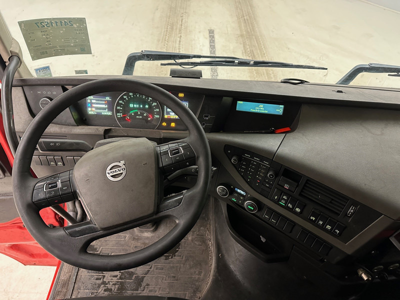 Interior photo 2: Tractor unit Volvo FH 460 Globetrotter