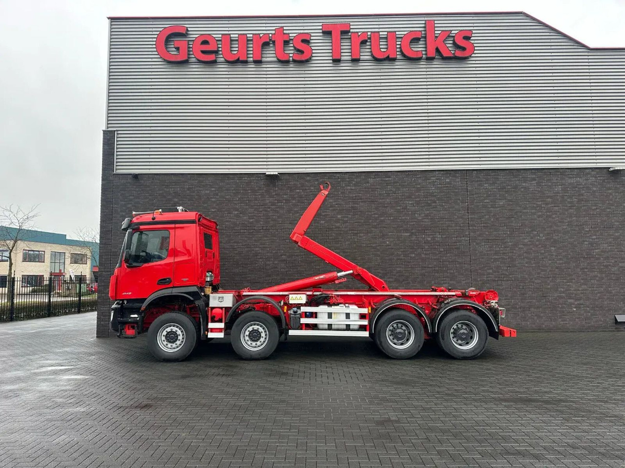 Mercedes-Benz Arocs 8X4 VDL S-30-6600 HAAKARMSYSTEEM/ABROLLKIP - Hook lift truck: picture 1 Mercedes-Benz Arocs 8X4 VDL S-30-6600 HAAKARMSYSTEEM/ABROLLKIP - Hook lift truck: picture 1