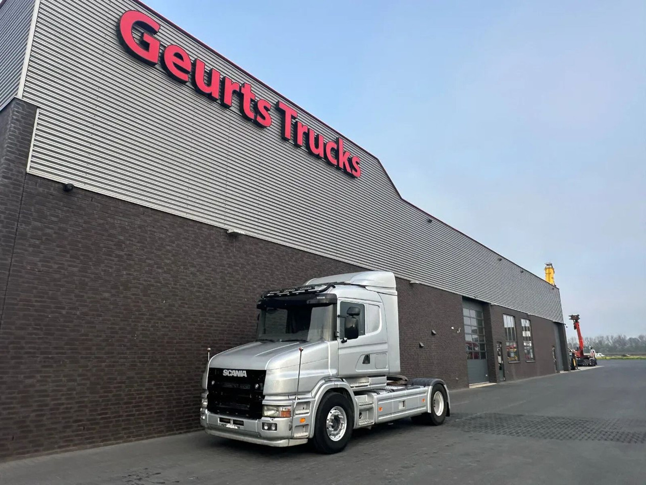 Scania T124-420 LA4X2NA ORIGINAL KM TREKKER MET HYDRAUL - Tractor unit: picture 2 Scania T124-420 LA4X2NA ORIGINAL KM TREKKER MET HYDRAUL - Tractor unit: picture 2