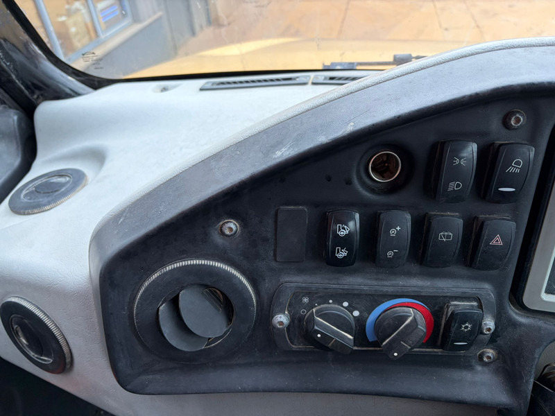 Articulated dumper Caterpillar 745C: picture 19