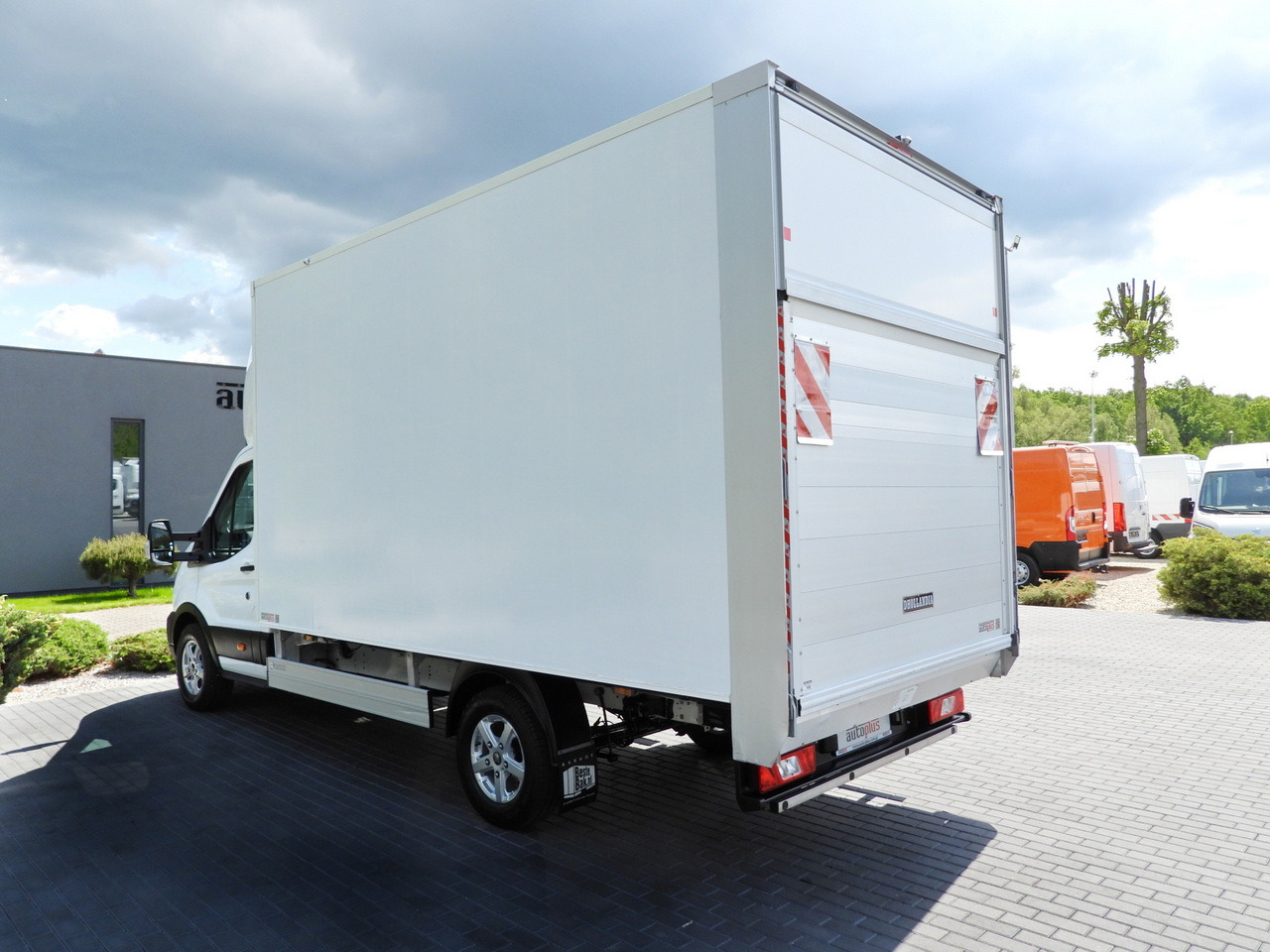 Box van FORD TRANSIT BOX LIFT 8 PALLETS CRUISE CONTROL LED LIGHTS AIR CONDITIONING 130HP: picture 10 Box van FORD TRANSIT BOX LIFT 8 PALLETS CRUISE CONTROL LED LIGHTS AIR CONDITIONING 130HP: picture 10