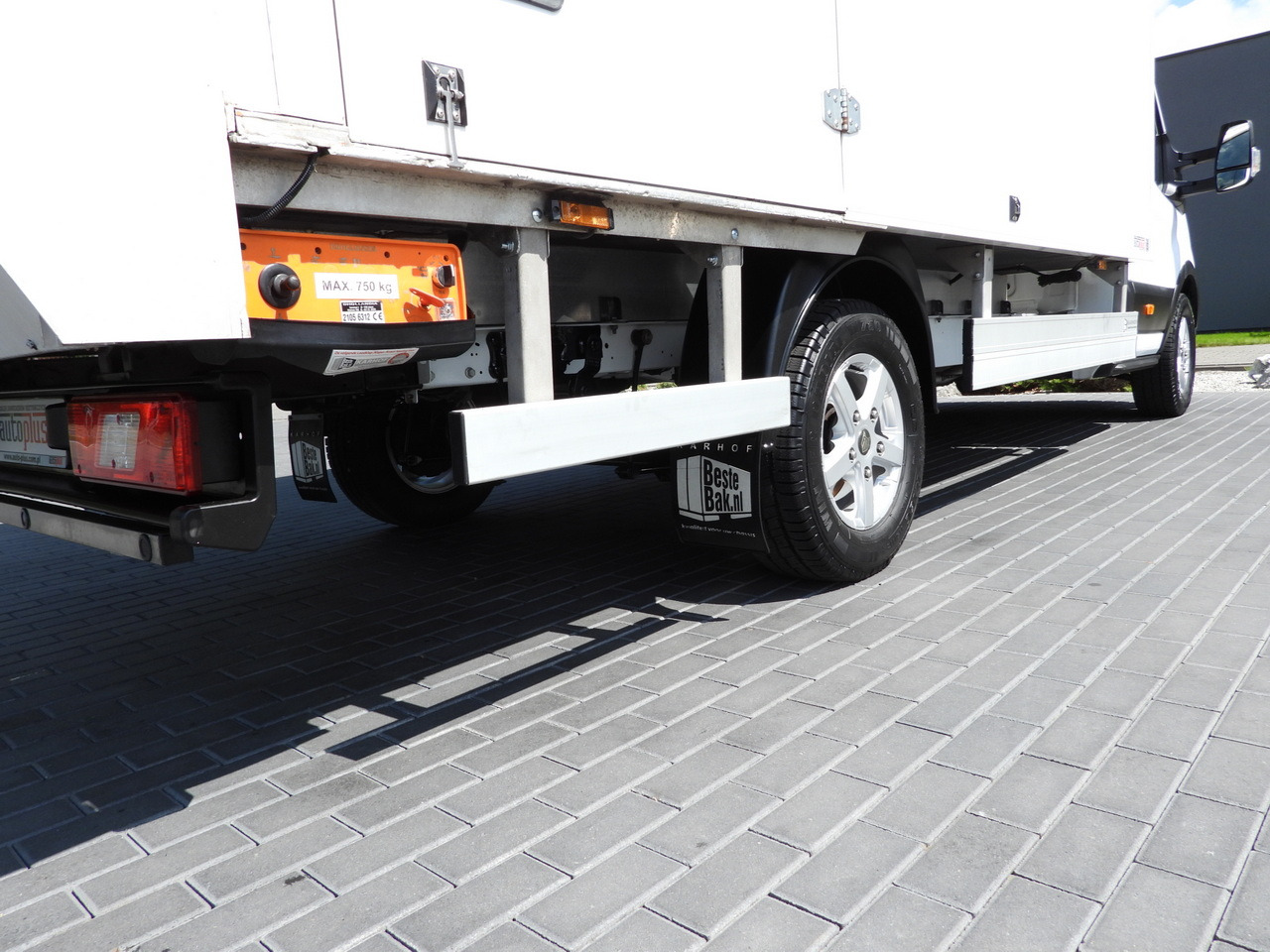 Box van FORD TRANSIT BOX LIFT 8 PALLETS CRUISE CONTROL LED LIGHTS AIR CONDITIONING 130HP: picture 17 Box van FORD TRANSIT BOX LIFT 8 PALLETS CRUISE CONTROL LED LIGHTS AIR CONDITIONING 130HP: picture 17