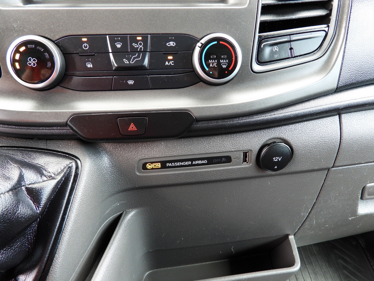 Box van FORD TRANSIT BOX LIFT 8 PALLETS CRUISE CONTROL LED LIGHTS AIR CONDITIONING 130HP: picture 45 Box van FORD TRANSIT BOX LIFT 8 PALLETS CRUISE CONTROL LED LIGHTS AIR CONDITIONING 130HP: picture 45