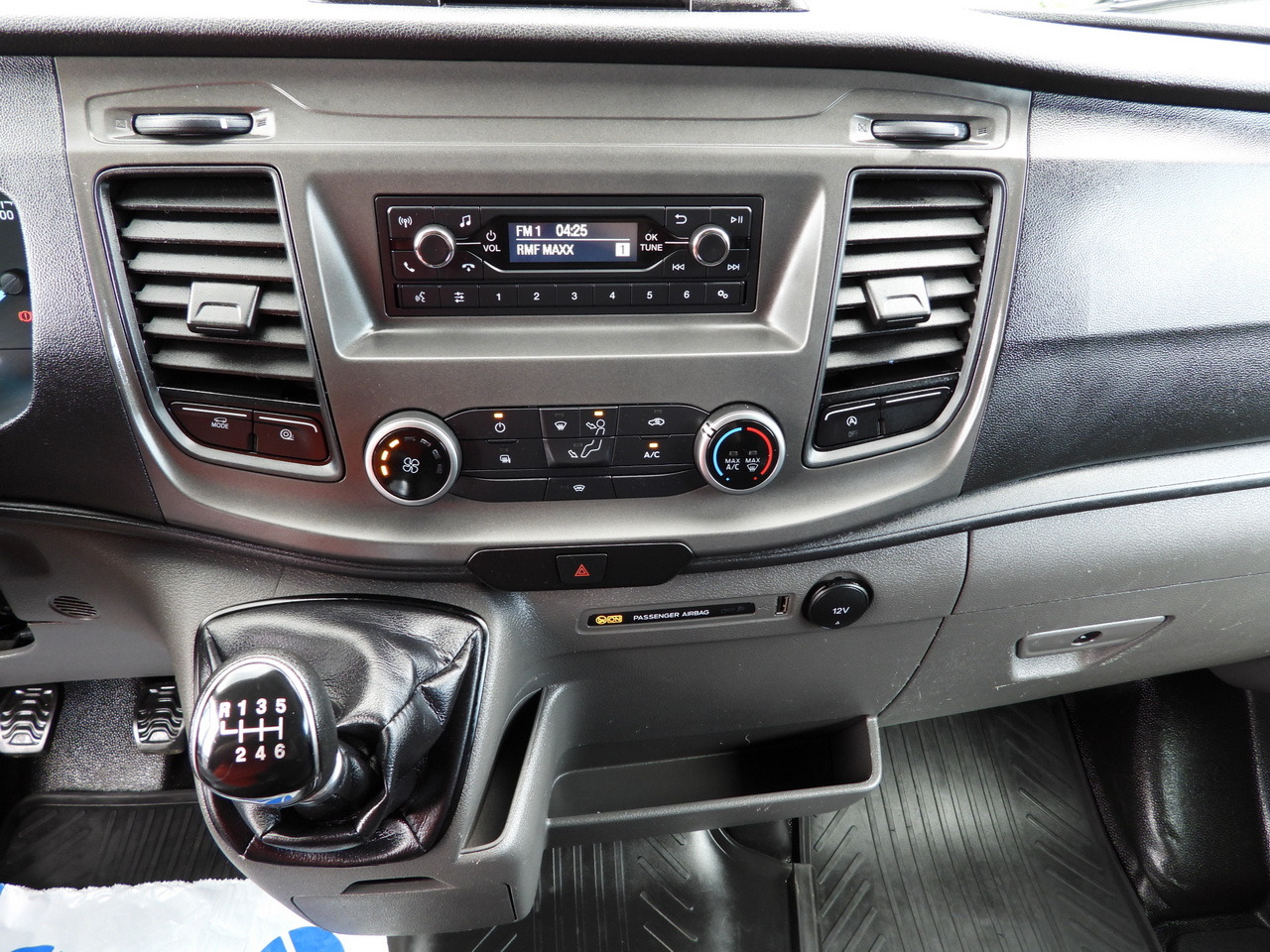 Box van FORD TRANSIT BOX LIFT 8 PALLETS CRUISE CONTROL LED LIGHTS AIR CONDITIONING 130HP: picture 43 Box van FORD TRANSIT BOX LIFT 8 PALLETS CRUISE CONTROL LED LIGHTS AIR CONDITIONING 130HP: picture 43