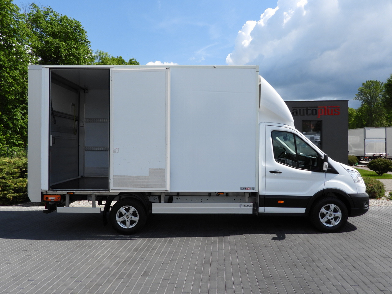 Box van FORD TRANSIT BOX LIFT 8 PALLETS CRUISE CONTROL LED LIGHTS AIR CONDITIONING 130HP: picture 8 Box van FORD TRANSIT BOX LIFT 8 PALLETS CRUISE CONTROL LED LIGHTS AIR CONDITIONING 130HP: picture 8