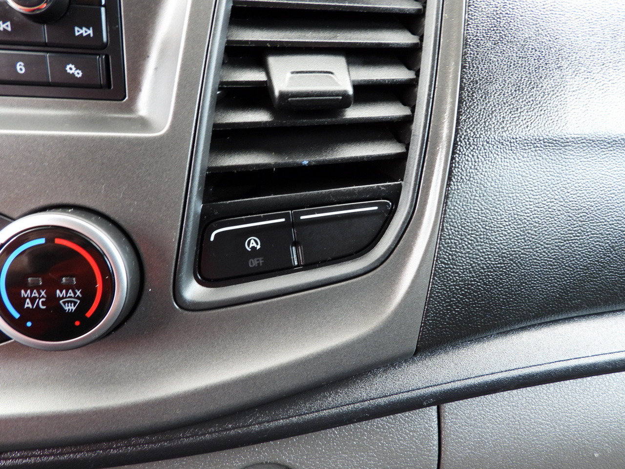 Box van FORD TRANSIT BOX LIFT 8 PALLETS CRUISE CONTROL LED LIGHTS AIR CONDITIONING 130HP: picture 46 Box van FORD TRANSIT BOX LIFT 8 PALLETS CRUISE CONTROL LED LIGHTS AIR CONDITIONING 130HP: picture 46